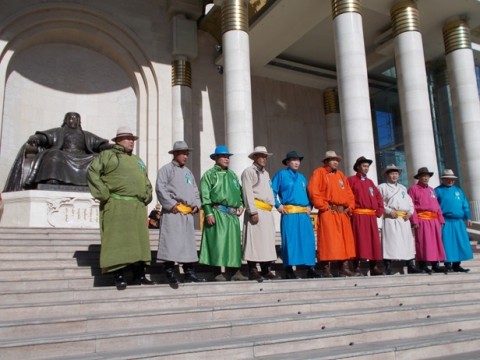 Рис. 4. Почетные мужчины возле памятника Чингис-Хана